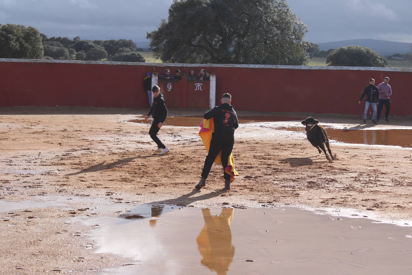 Los vecinos de Valero desafían al frío y disfrutan de una animada víspera de San Valerio