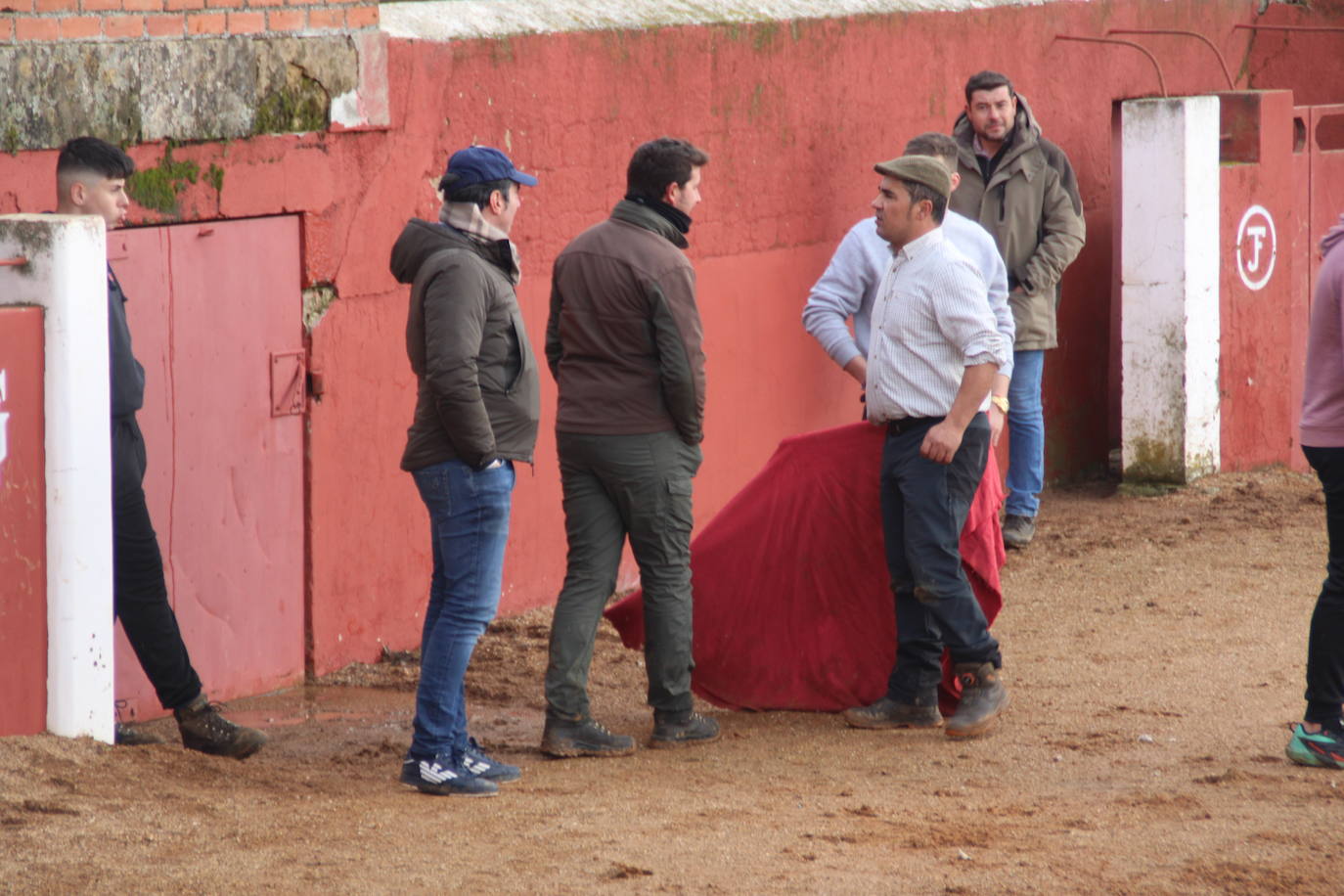 Los vecinos de Valero desafían al frío y disfrutan de una animada víspera de San Valerio