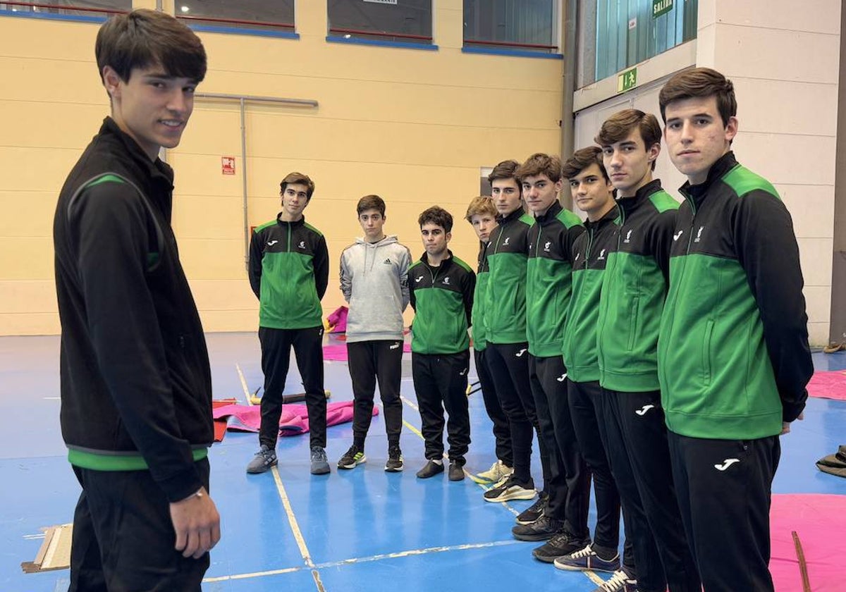 Diego Mateos, junto a algunos de los compañeros de la Escuela que irán este año al Bolsín.