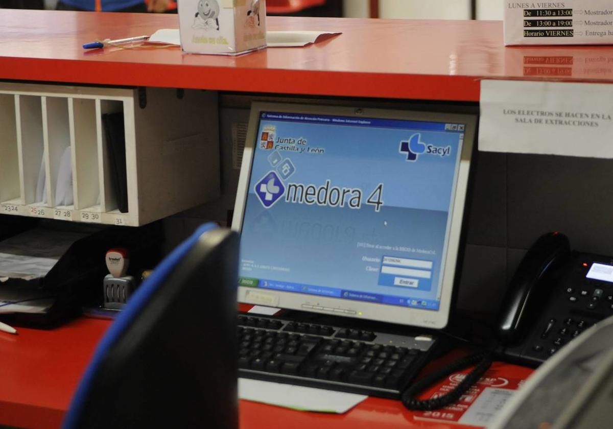 El programa Medora en el ordenador de un centro de salud en Salamanca.