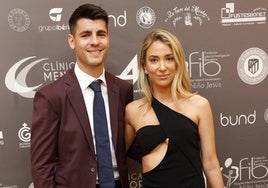 Álvaro Morata y Alice Campello posan en un evento.