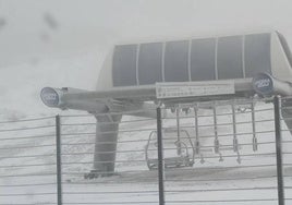 Uno de los telesillas de La Covatilla bajo la intensa nevada.