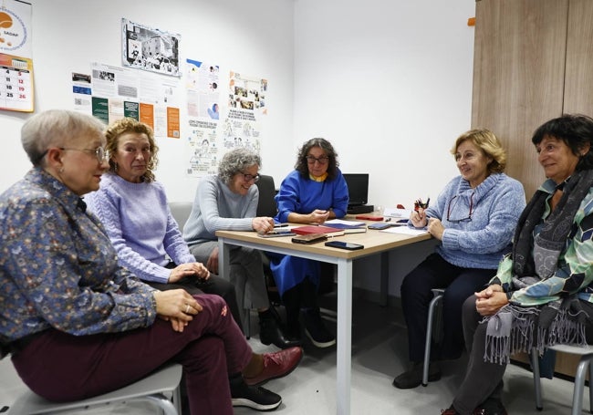 Miembros de la Asociación de Personas con Discapacidad Auditiva Postlocutiva en Salamanca (SADAP) en su sede.