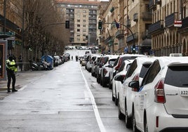 Los taxistas cortan la Gran Vía y protestan bajo la lluvia: «¡Basta ya!»