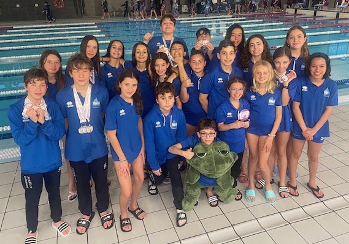 El Acuático Salamanca posa con sus medallas tras el campeonato.