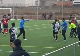 Momento en el que el colegiado denuncia que el exentrenador de Unionistas le agredió.