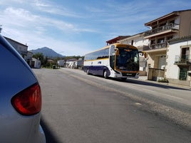 Imagen de archivo de un autobús de línea a su paso por Sorihuela, localidad donde no para el transporte a Madrid.