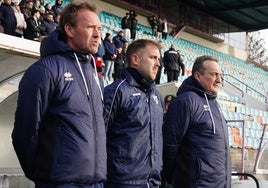 Rubén Gala (izq.), junto a Chaquetín, segundo entrenador, y Ángel González, delegado del CD Guijuelo.