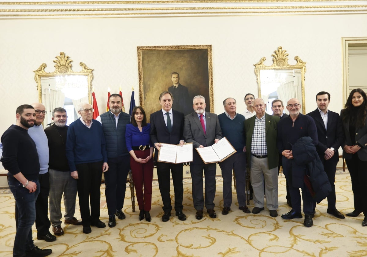 Firma del convenio en el Salón de Recepciones del Ayuntamiento.