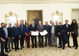 Firma del convenio en el Salón de Recepciones del Ayuntamiento.