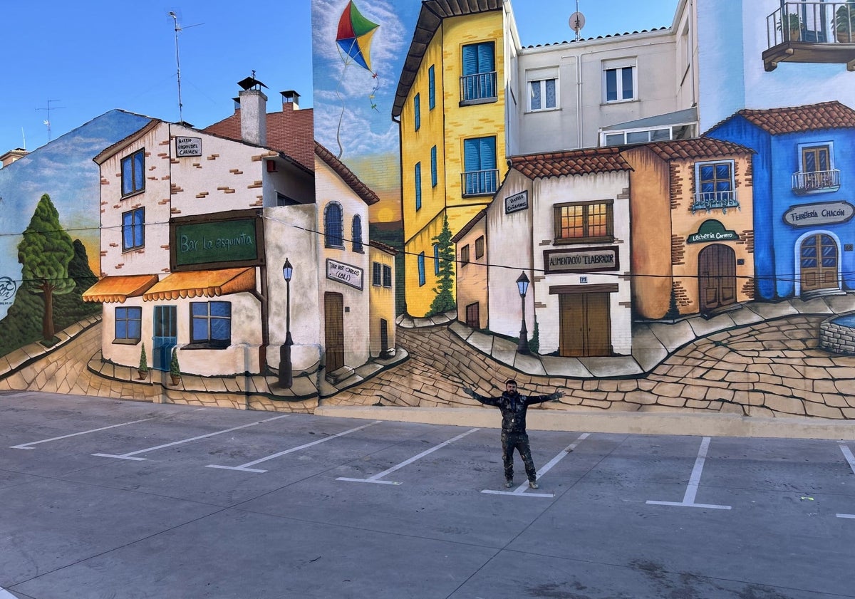 Imagen principal - El autor, Rober Bece, durante el trabajo en su nuevo mural en Santa Marta de Tormes.