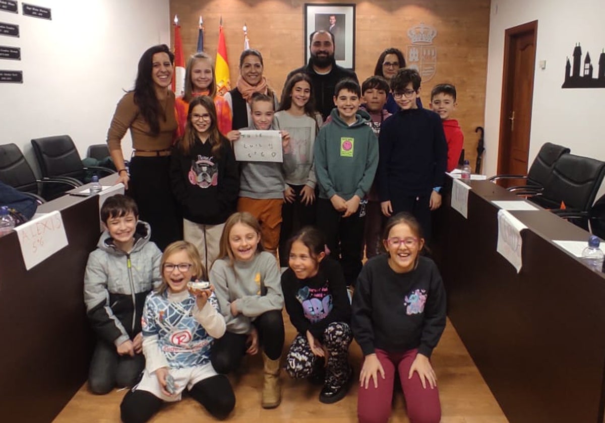 Los participantes en la reunión del Consejo de los Niños de Castellanos de Moriscos.