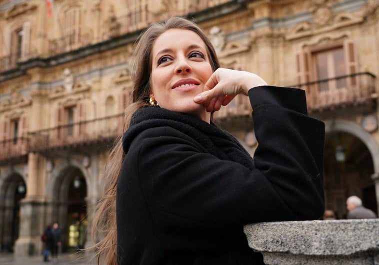 La artista onubense Argentina, en la Plaza Mayor de Salamanca.