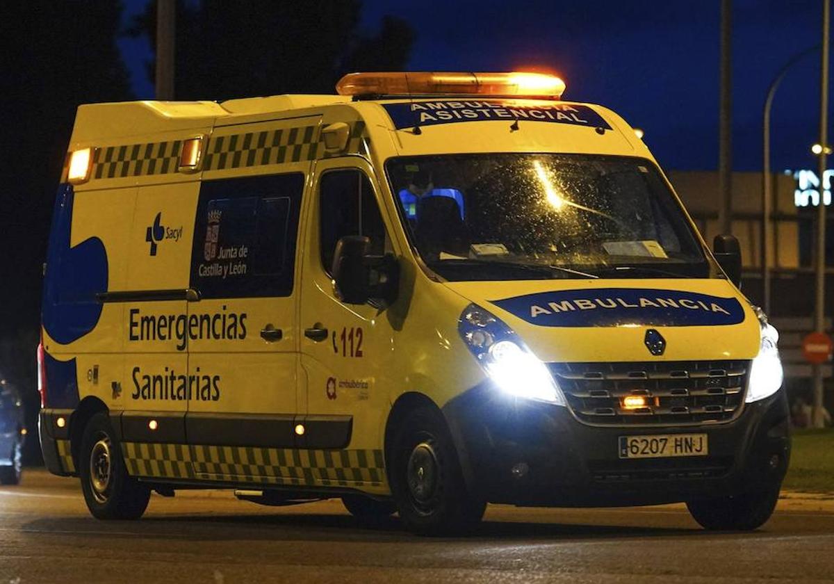 Una ambulancia circula por Salamanca.