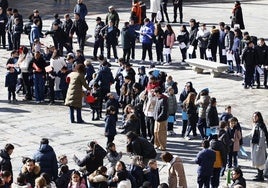 Alumnos y profesores del colegio Amor de Dios celebran el Día de la Paz en la Plaza Mayor