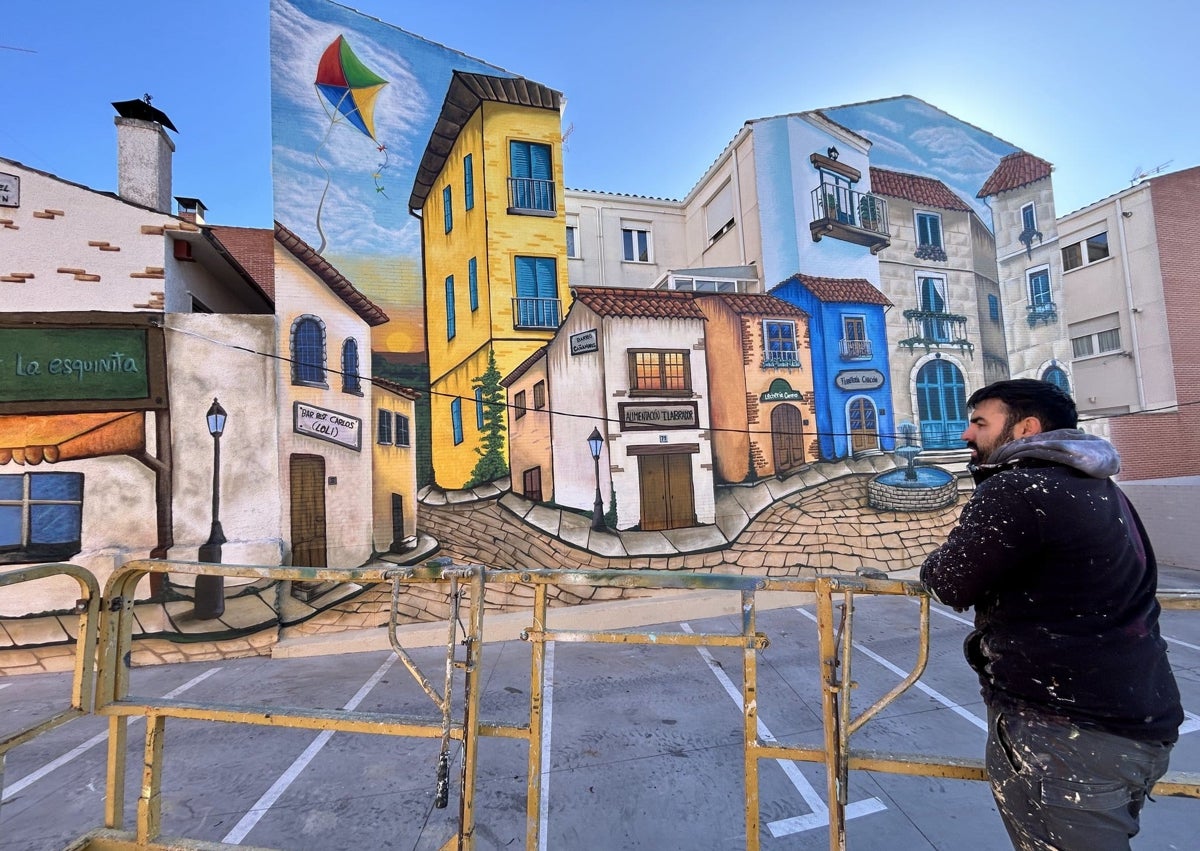 Imagen secundaria 1 - El autor, Rober Bece, durante el trabajo en su nuevo mural en Santa Marta de Tormes.