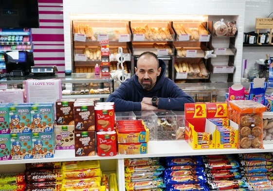 Alberto Sánchez, en su quiosco del Paseo de la Estación.