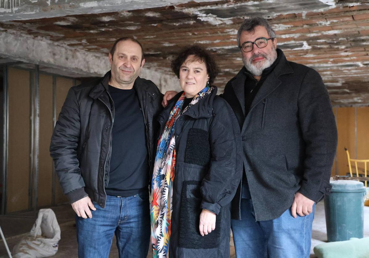 Avelino Álvarez (presidente), Ana Beatriz Hernández (tesorera) y Ángel Herrero (secretario) en la reforma de la sede del COAL en Salamanca.