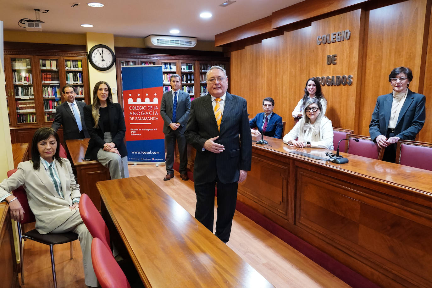 Miguel del Castillo, (en el centro) junto con 9 de los 10 integrantes de la Junta del Colegio de la Abogacía.