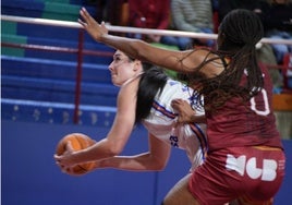 Mariella Fasoula, defendida por Dodson en el partido de este viernes.