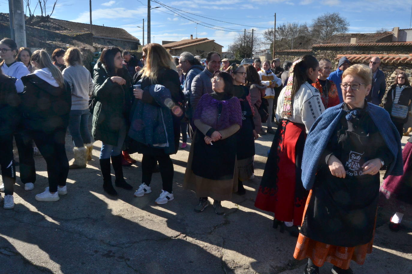 Soleado día de matanza en Saelices el Chico