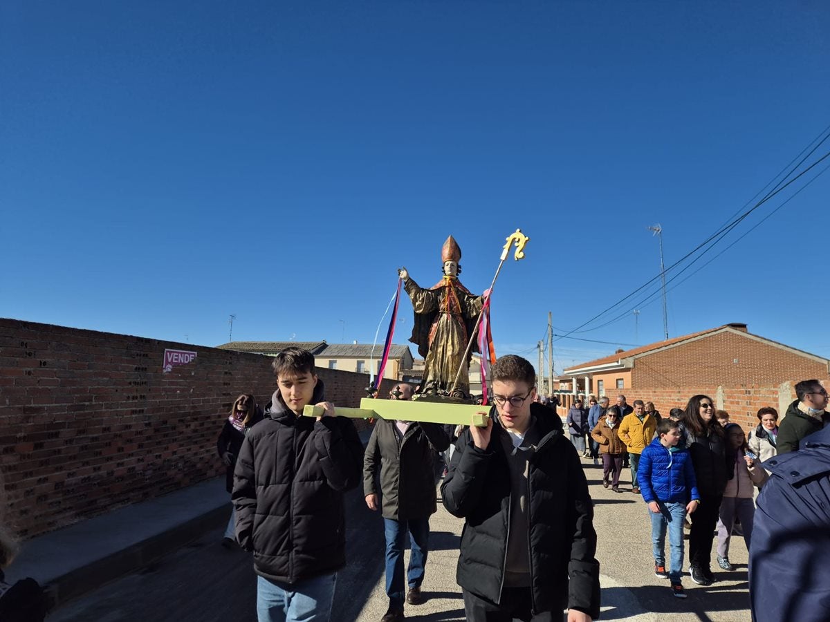 Fiesta de las gargantillas en las ruinas de la ermita de San Blás de Santiago de la Puebla