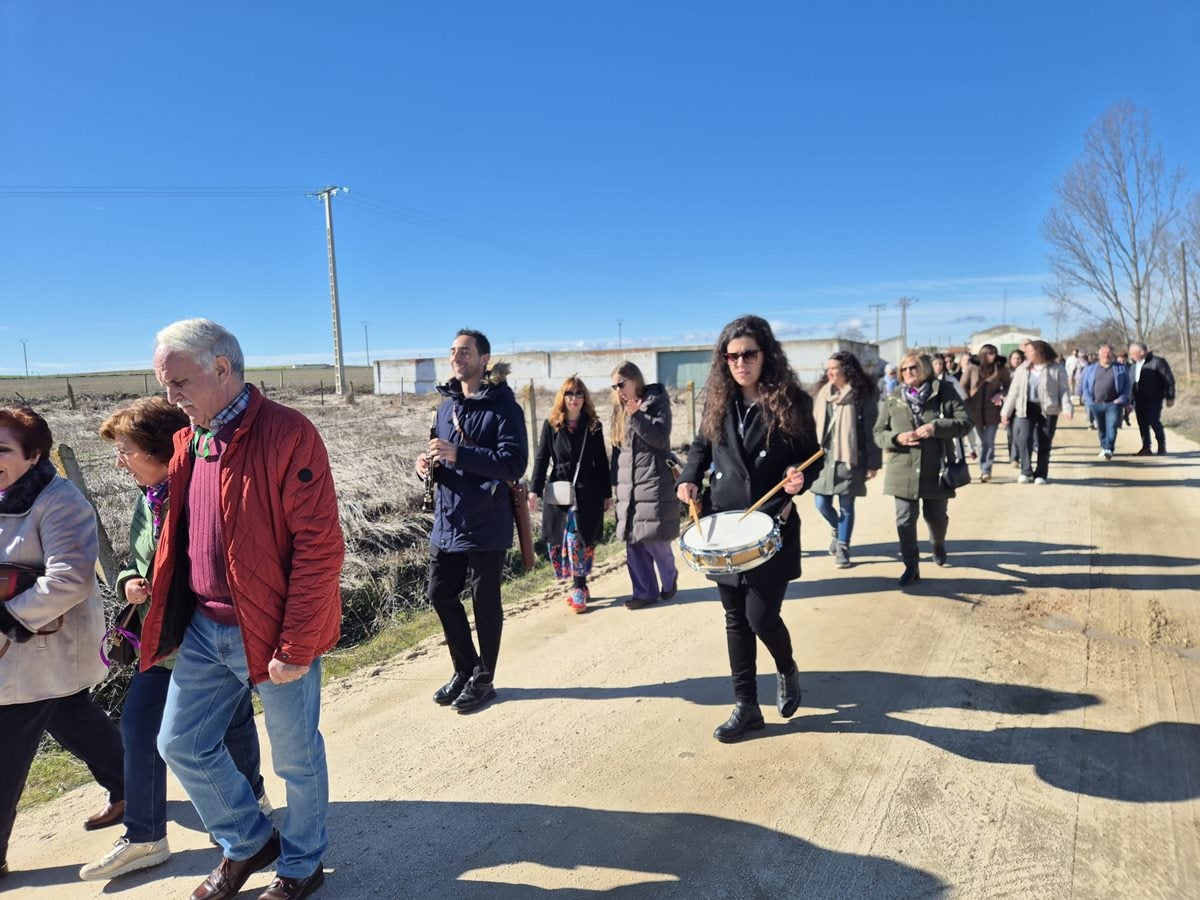 Fiesta de las gargantillas en las ruinas de la ermita de San Blás de Santiago de la Puebla