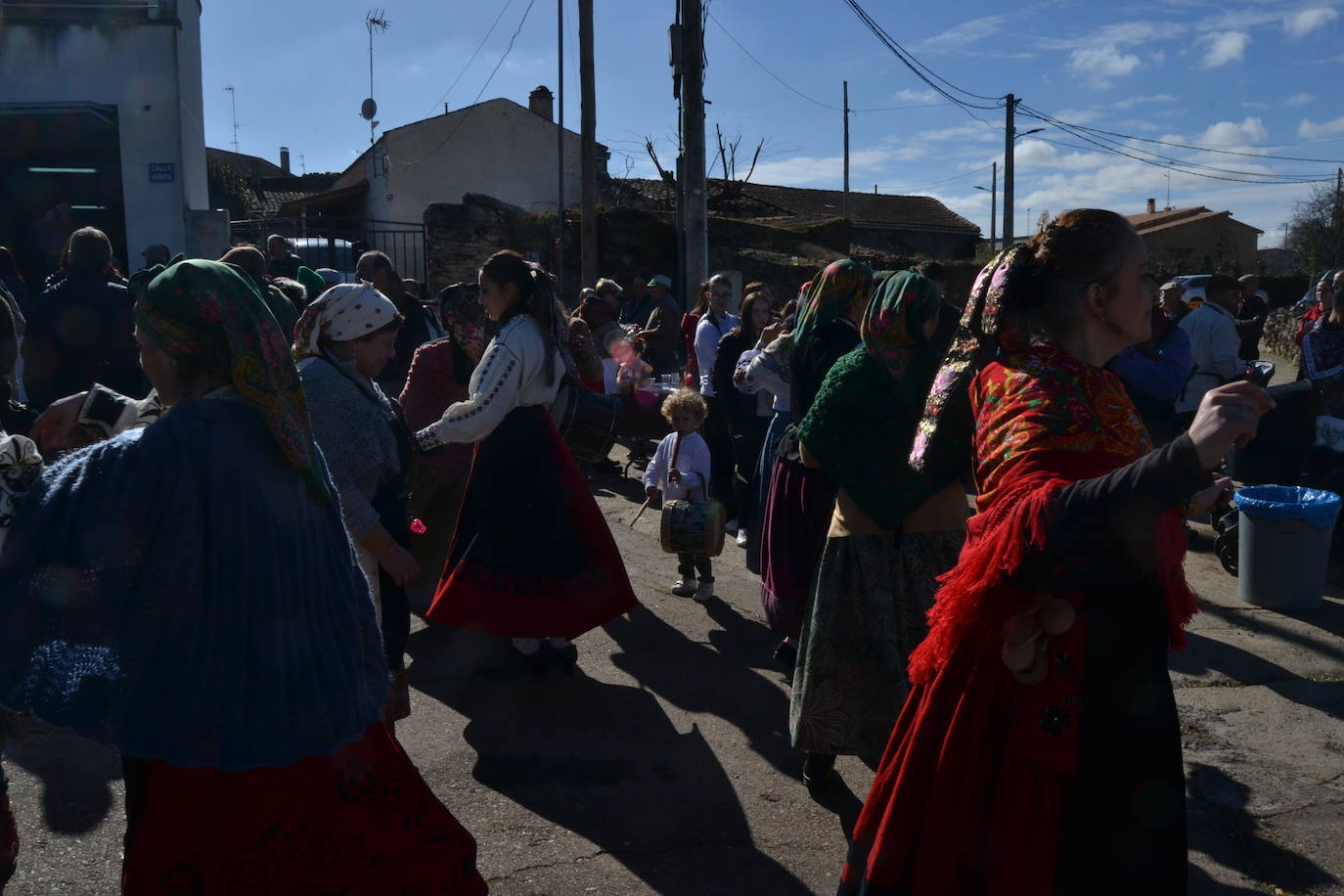 Soleado día de matanza en Saelices el Chico