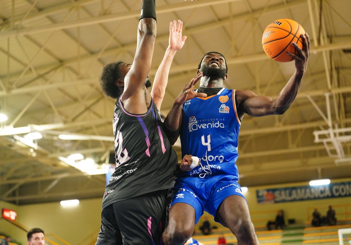 Hetor trata de asegurar una canasta ante la dura defensa de Okafor.