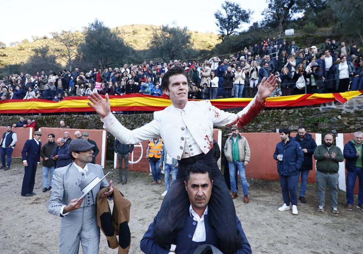 Borja Jiménez, a hombros, al finalizar el festival de Valero de la Sierra.