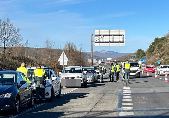 Imagen del control masivo realizado el pasado viernes en la Autovía de la Plata a la altura del desvío hacia la localidad de Peñacaballera.