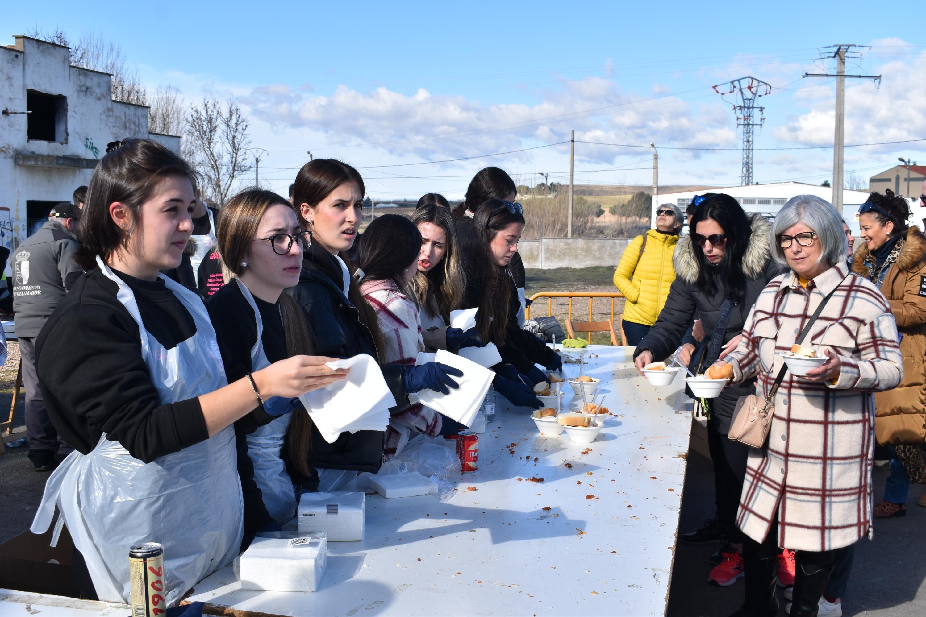 Villamayor reparte 1.700 raciones solidarias de chichas y huevos fritos