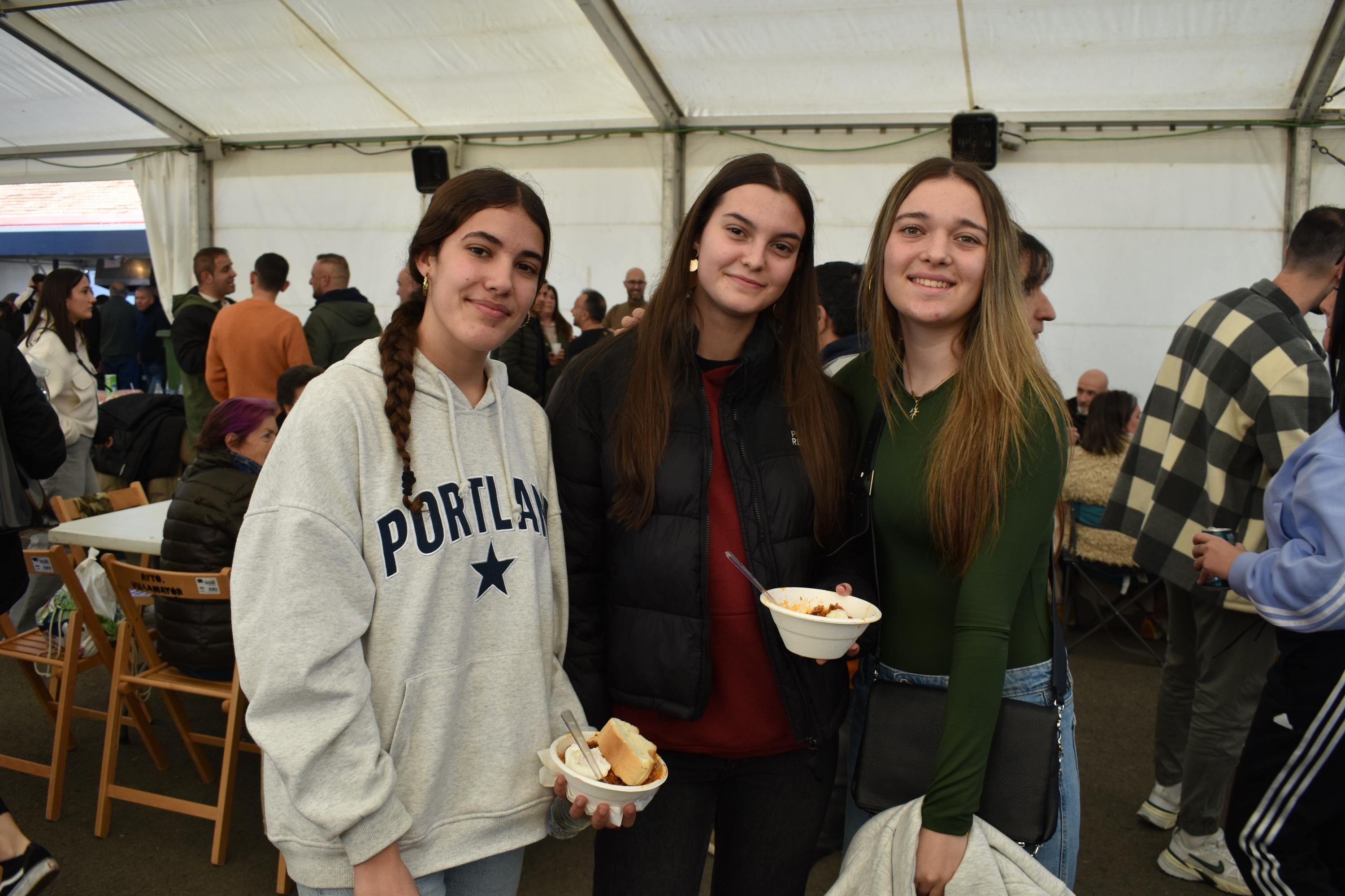 Villamayor reparte 1.700 raciones solidarias de chichas y huevos fritos