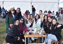 Grupo de amigas de Villamayor durante la comida.