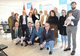 La galardonada, María Jesús Santos, con su familia en el homenaje de la localidad de La Vellés