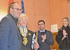 Rosario Pérez recibiendo el bastón de mando en Ciudad Rodrigo.