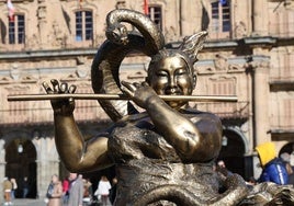 La escultura, esta mañana en la Plaza Mayor con la serpiente sin lengua.