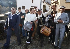 Borja Jiménez, por las calles del pueblo de Valero llegando al coso taurino