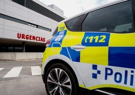 Una patrulla de la Policía Local en el Hospital de Salamanca.