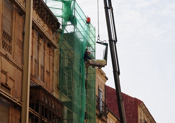 Realización de obras en la fachada de uno de los edificios de la ciudad |