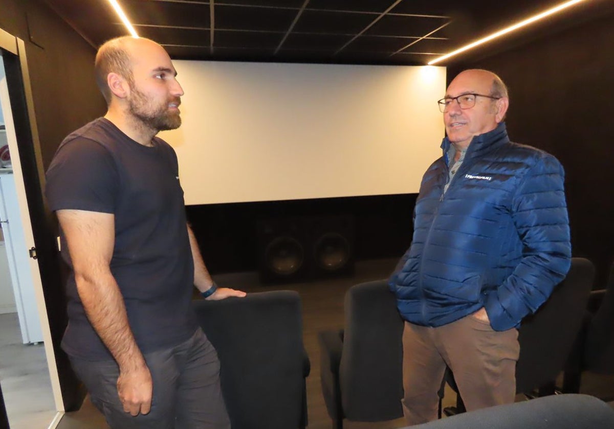 Alberto Fuentes Casillas y su padre, Joaquín Fuentes, en el pequeño cine que tienen en la sede central de su empresa.