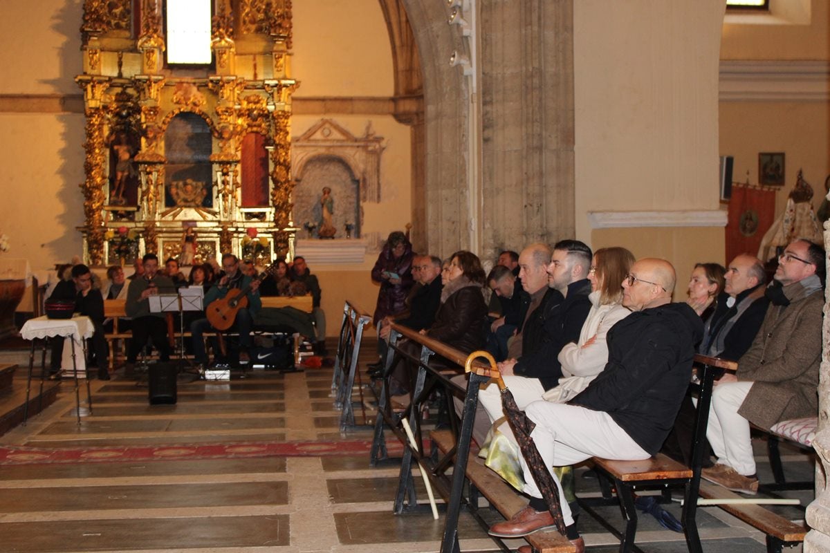 Honores a la Virgen de las Candelas al refugio de la iglesia en Palaciosrubios