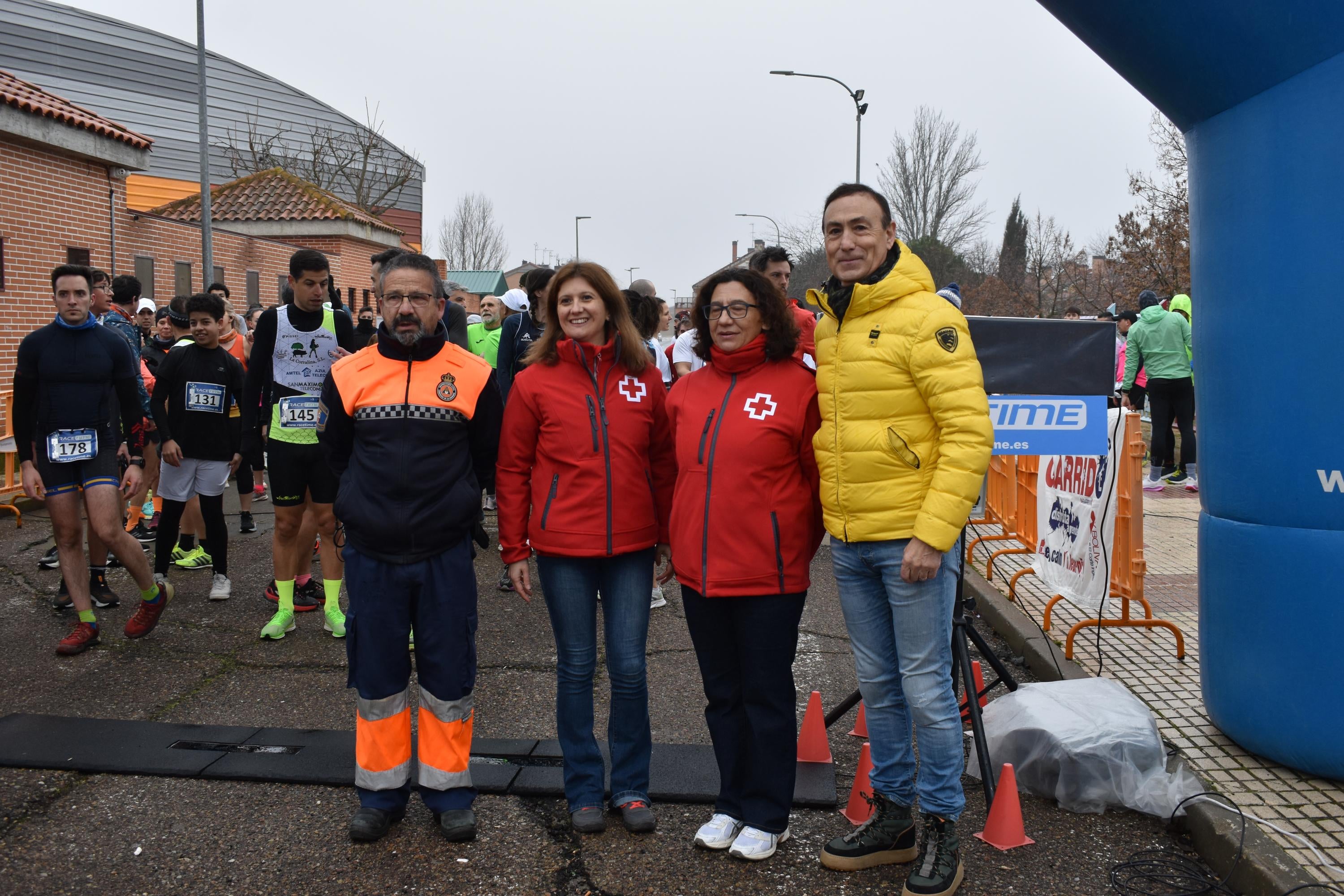 Kilómetros solidarios bajo la lluvia en Carbajosa de la Sagrada a favor de los afectados por la DANA