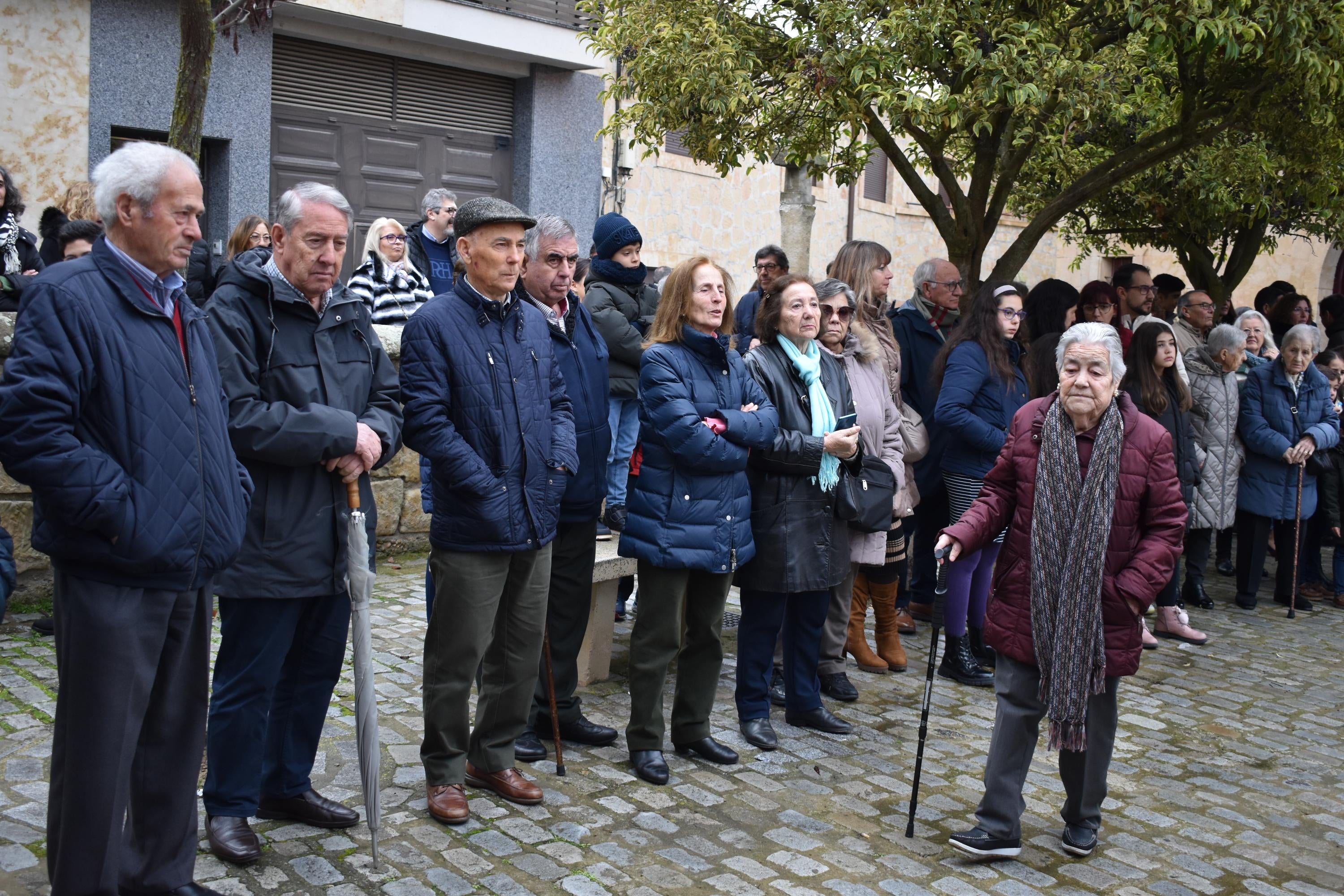 Los quintos de Villamayor cumplen con la suelta de palomas por Las Candelas