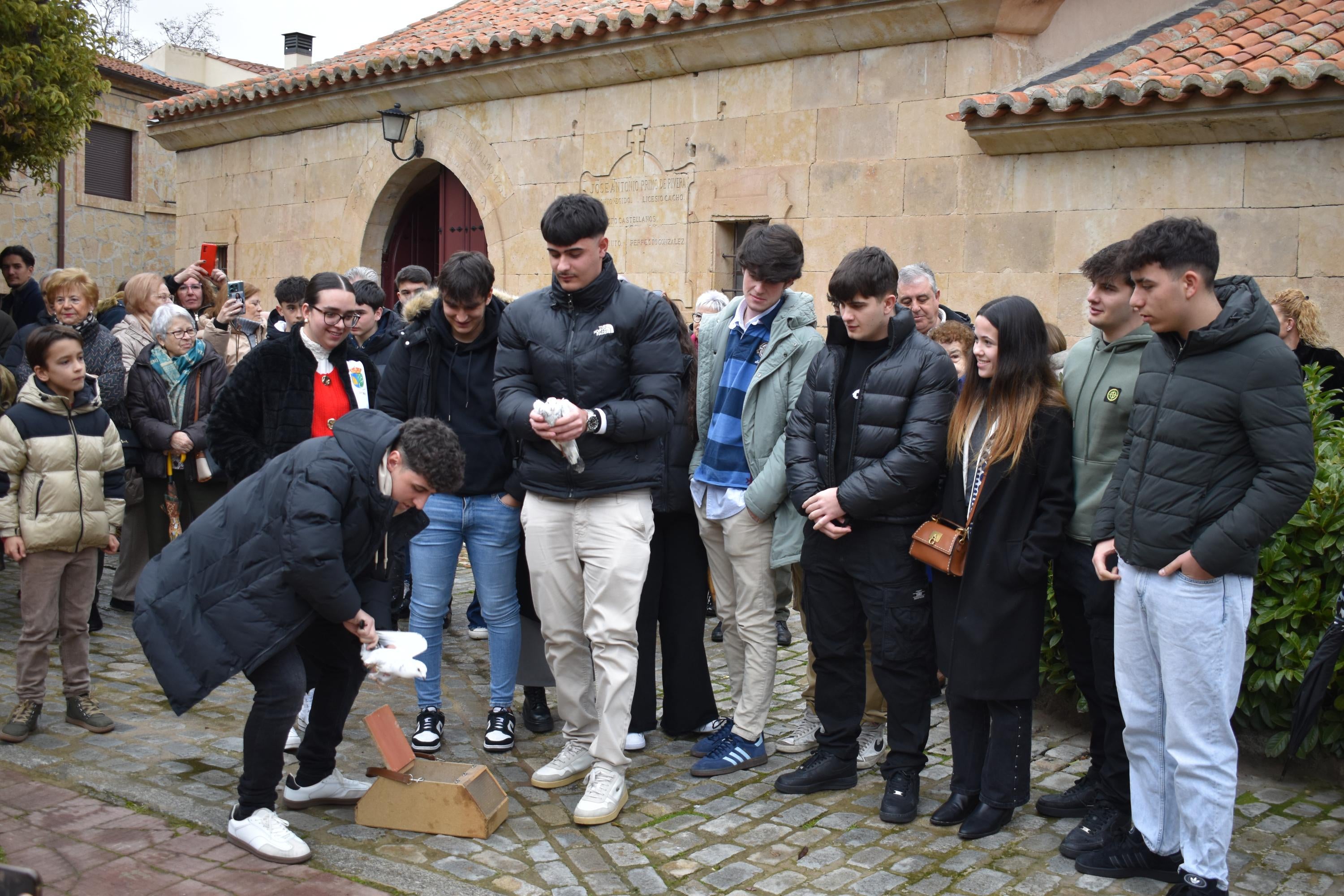 Los quintos de Villamayor cumplen con la suelta de palomas por Las Candelas