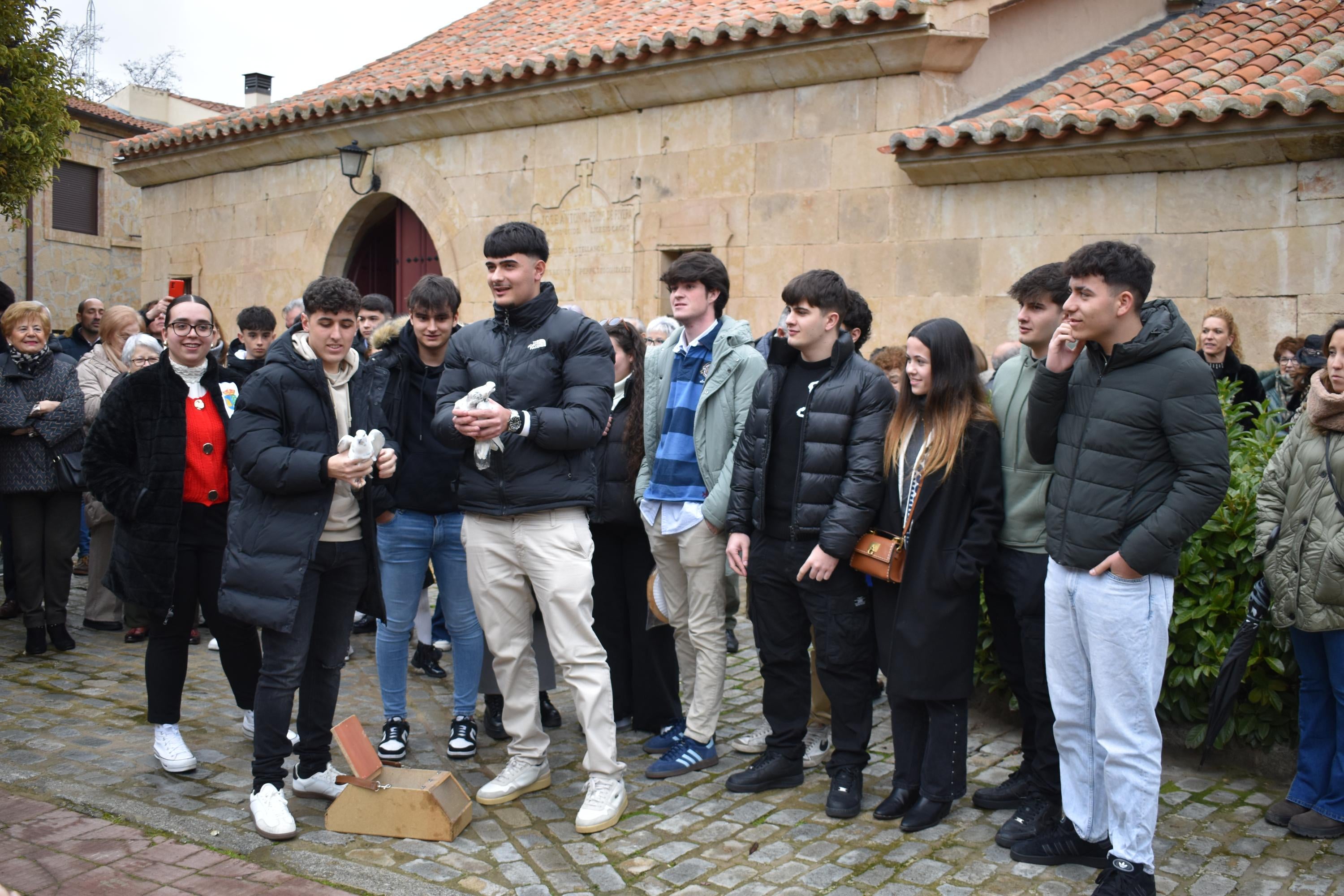Los quintos de Villamayor cumplen con la suelta de palomas por Las Candelas