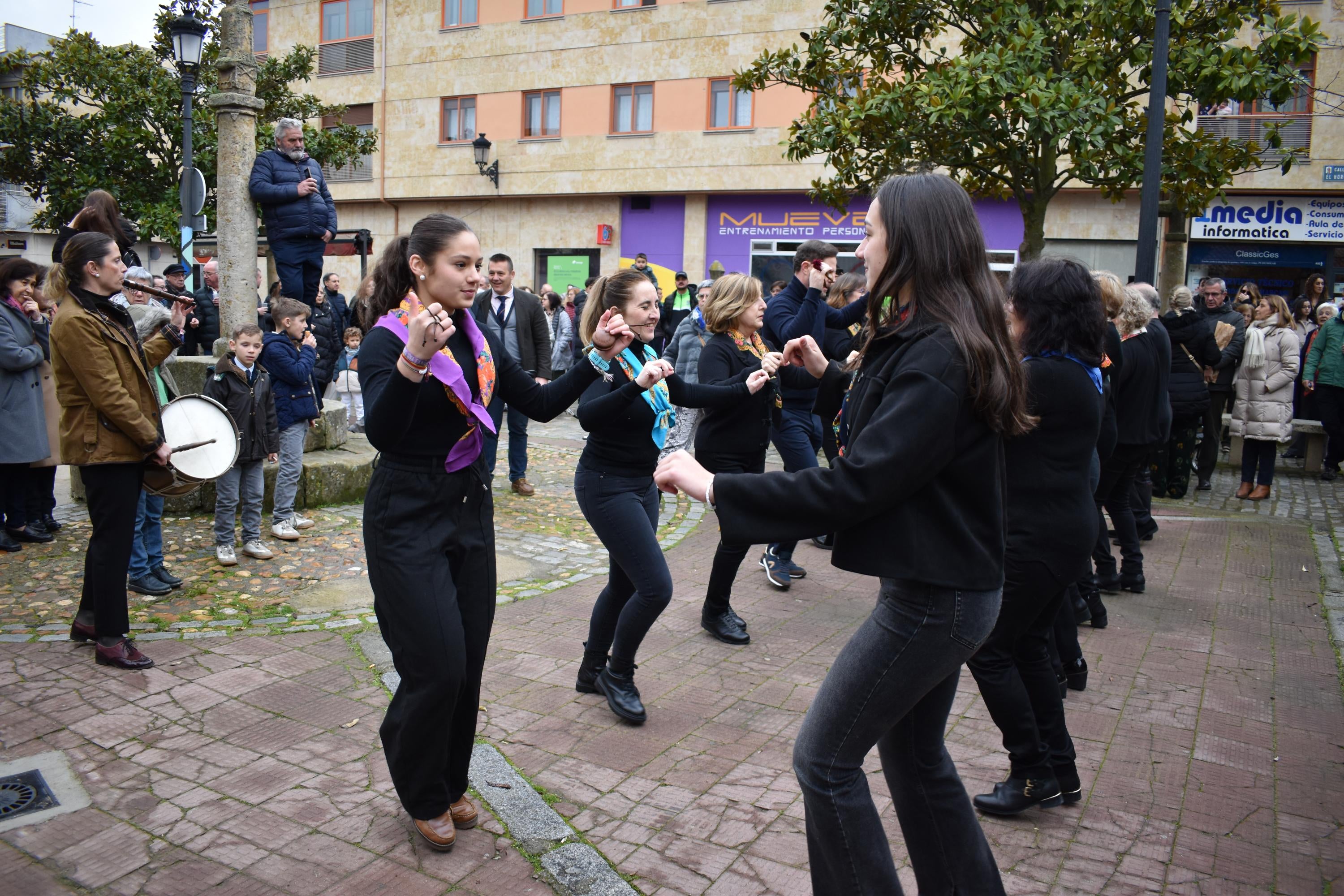 Los quintos de Villamayor cumplen con la suelta de palomas por Las Candelas