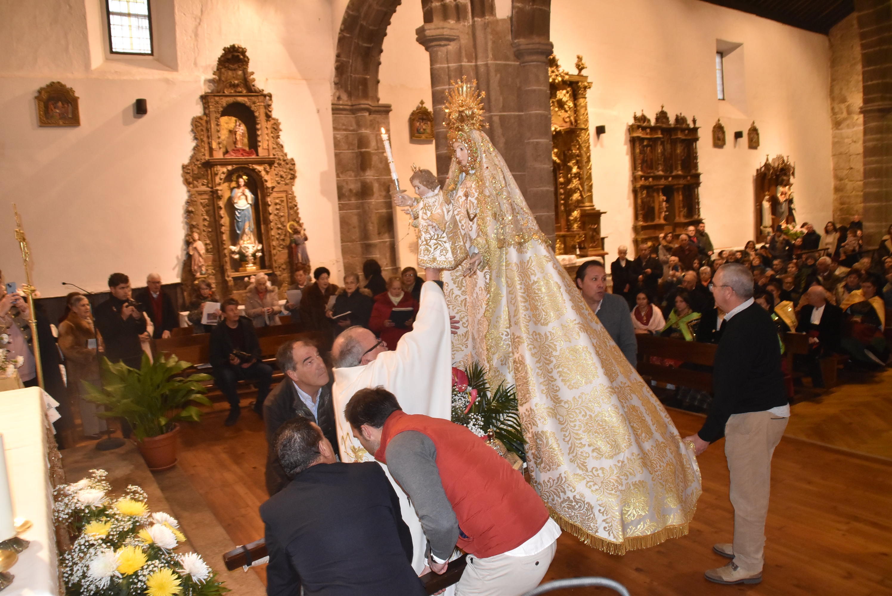 La lluvia suspende la procesión de la Virgen de Candelario, pero llena la iglesia de fieles