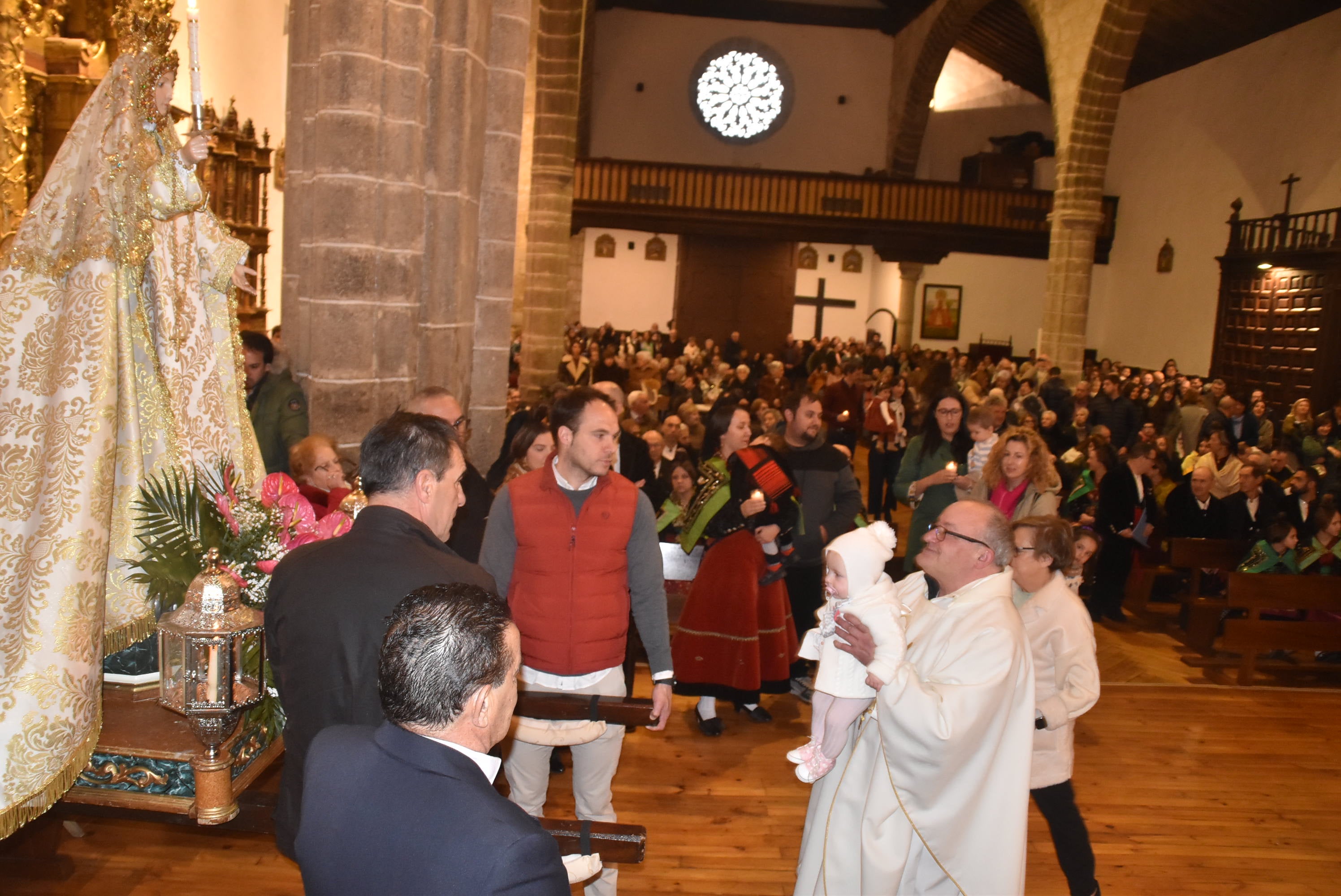 La lluvia suspende la procesión de la Virgen de Candelario, pero llena la iglesia de fieles