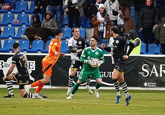 Iván Martínez con el balón entre las manos en el choque de este domingo.